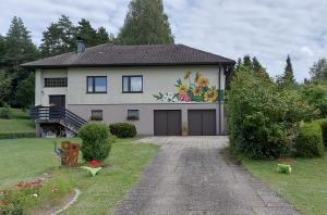 Eine Fassade blüht auf