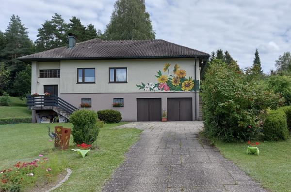 Eine Fassade blüht auf