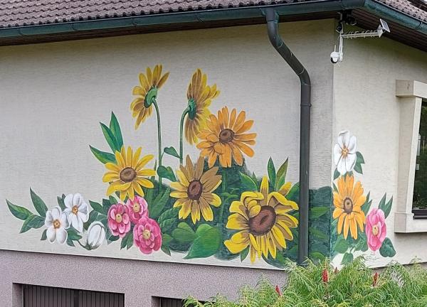 Eine Fassade blüht auf im Waldviertel