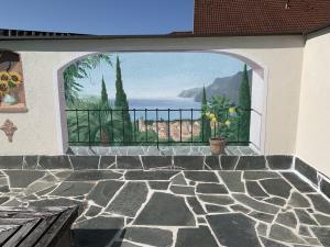 Privates Schwimmbad Blick auf den Gardasee